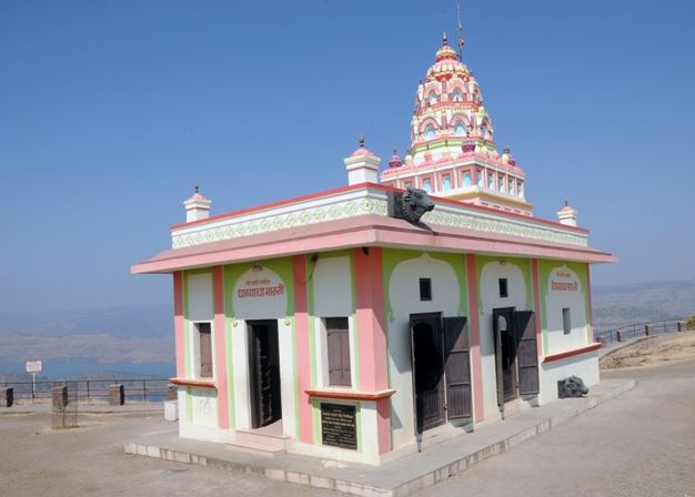 गडाच्या अगदी कोपऱ्यात धाब्याचा मारुतीचे मंदिर आहे,ते किल्ल्याचा शेवटचे स्थळ.या मंदिरात भीमरूपीचे फलक चारी बाजूना लावलेले आहेत,मी जेव्हा जेव्हा इथे जातो तेव्हा तेव्हा अगदी मोठ्याने हे स्तोत्र म्हणतो आणि माझी सज्जनगडाची वारी थांबवतो.(21/26)