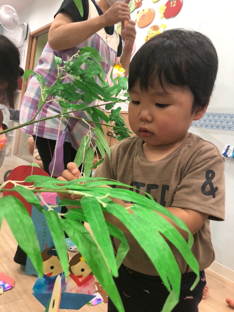 たんぽぽ保育園 6 30 七夕飾り みんなで作った七夕の飾りを笹の葉に 吊るしました 夏野菜 を育てているので 野菜の製作物や 織姫 彦星を飾り 短冊にも願いを 込めました 今年は織姫彦星が会えるといいですね