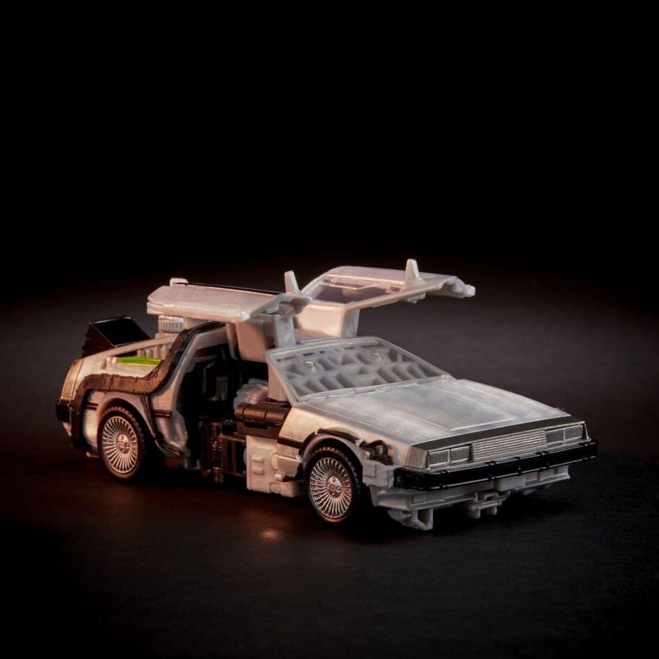 _Alex__Geek_'s tweet photo. ES #HERMOSO!!!!!

#Hasbro en colaboración con #Transformers, lanzarán una edición limitada de un #Autobot del #Delorean de #BackToTheFuture por el 35 aniversario de la cinta. 

Sólo habrá 1985 piezas, esto debido a que es el año en que se estrenó el filme. https://t.co/ijCRdQG9CE