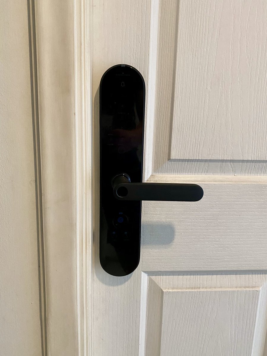 nopstudio's tweet image. ได้ฤกษ์เปลี่ยนกลอนประตูเป็น Digital Door Lock เสียที หลังจากที่วันก่อนเสียบกุญแจคาไว้หน้าประตูจนมีคนมาเคาะห้องถึงได้รู้ว่าลืมเอากุญแจเข้ามาด้วย 555 😂 รุ่นนี้คือ Xiaomi Aqara N100 มีฟังก์ชัน Finger Scan, Password, NFC, Bluetooth, Key ควบคุมผ่านแอป Mi Home หรือ Apple HomeKit ก็ได้