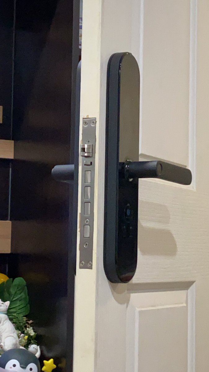 nopstudio's tweet image. ได้ฤกษ์เปลี่ยนกลอนประตูเป็น Digital Door Lock เสียที หลังจากที่วันก่อนเสียบกุญแจคาไว้หน้าประตูจนมีคนมาเคาะห้องถึงได้รู้ว่าลืมเอากุญแจเข้ามาด้วย 555 😂 รุ่นนี้คือ Xiaomi Aqara N100 มีฟังก์ชัน Finger Scan, Password, NFC, Bluetooth, Key ควบคุมผ่านแอป Mi Home หรือ Apple HomeKit ก็ได้