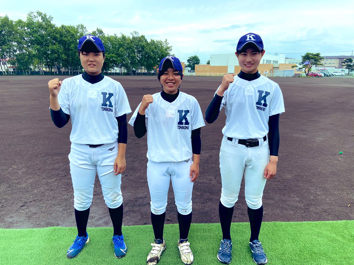 駒澤大学附属苫小牧高等学校女子硬式野球部 1期生リーダーのご報告です キャプテン 藤井華子 中央 副キャプテン 小笠原星 右 勝俣音々美 左 リーダーは決まりましたが 全員がチームを引っ張る気持ちで 熱く取り組んでいきます 最強で 駒澤大学附属苫小牧高等学校女子硬式野球部 1期生リーダーのご報告です キャプテン 藤井華子 中央 副キャプテン 小笠原星 右 勝俣音々美 左 リーダーは決まりましたが 全員がチームを引っ張る気持ちで 熱く取り組んでいきます 最強で