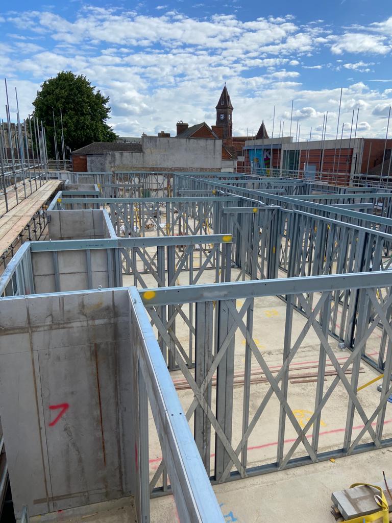 DavidAyre_ACG's tweet photo. Our #retirementliving scheme in central #Newbury is starting to take shape with the #Metframe superstructure nearly complete. The project will deliver 60 apartments together with communal facilities, concierge, guest accommodation, retail units and car parking.
#acgarchitects https://t.co/LOu1XtzoBR