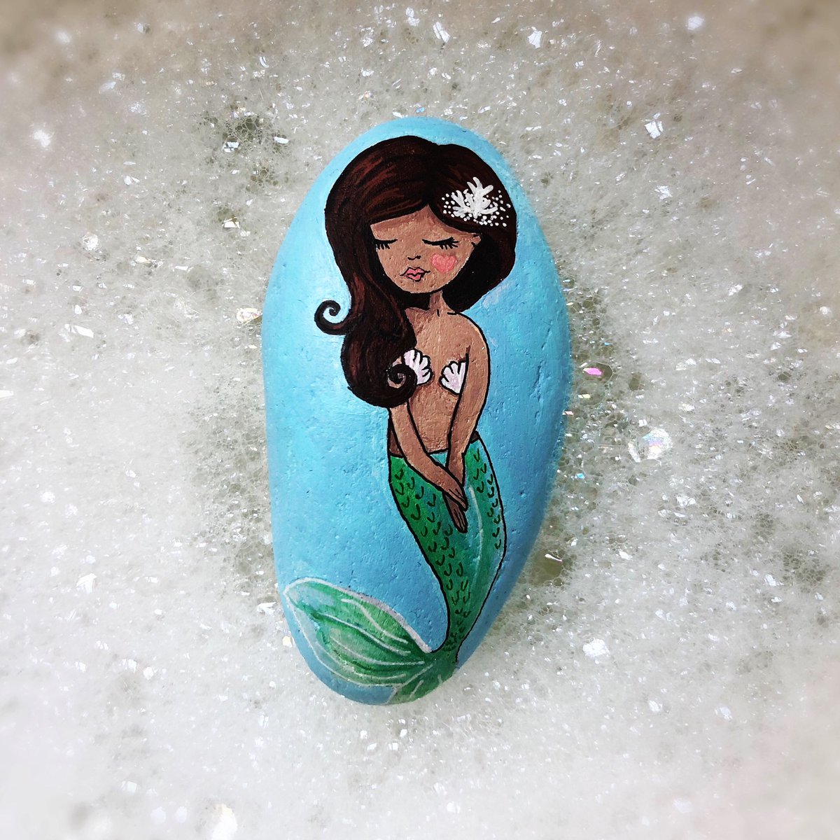 Yellowbellyrock's tweet photo. Mermaid rocks enjoying a bubble bath, I used a glittery top coat on their tails to add a bit of mermaid sparkle. 

#rockpainting #mermaid #sparkle #dragonflyglaze #paintedrock #yellowbellyrockchallenge #summertime #summerrocklist https://t.co/c1rVHlZTNB