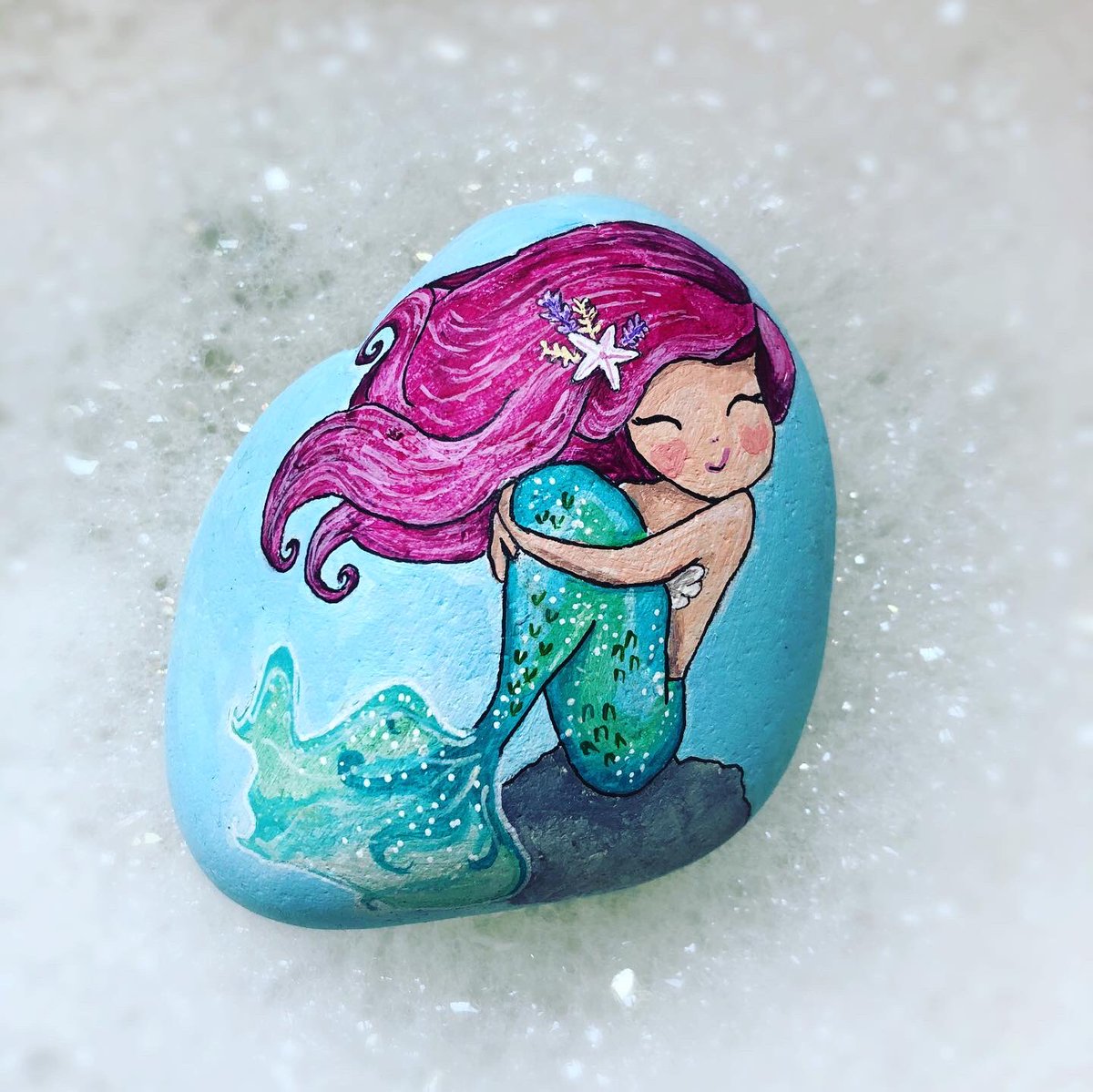 Yellowbellyrock's tweet photo. Mermaid rocks enjoying a bubble bath, I used a glittery top coat on their tails to add a bit of mermaid sparkle. 

#rockpainting #mermaid #sparkle #dragonflyglaze #paintedrock #yellowbellyrockchallenge #summertime #summerrocklist https://t.co/c1rVHlZTNB