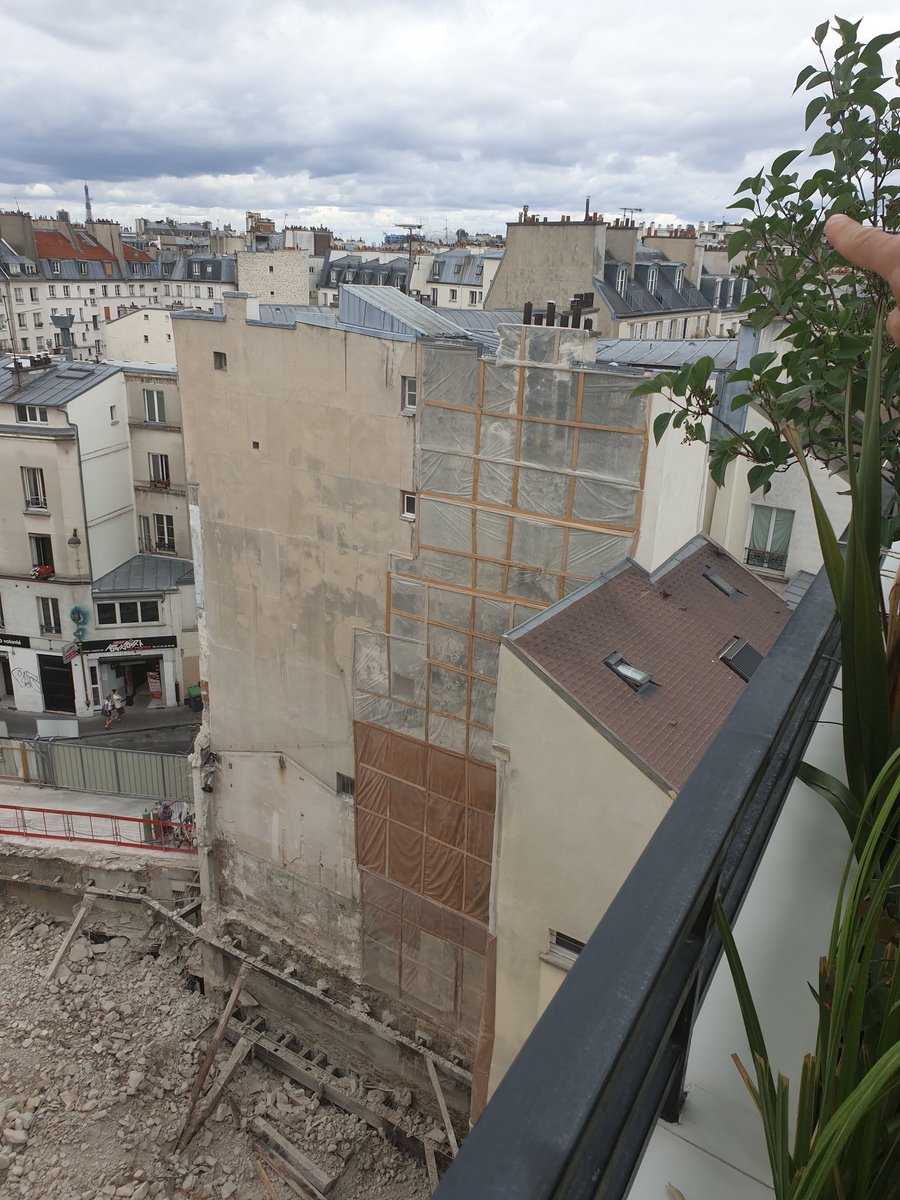 BastilleCedrick's tweet photo. Peut-on stopper ce chantier délirant de bureaux pour  #blablacar !! qui détruit tout, bilan carbone hallucinant, pollutions folles. Les habitants limitrophes appellent @Mairiedu11 sans réponse depuis des mois. Des actes ! @David_Belliard @EELVParis11 @LachaiseA @FVauglin https://t.co/jC0Qj0nVM1
