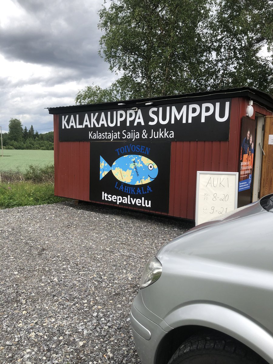 heleniuksentero's tweet photo. Erittäin laadukasta lähikalaa Mynämäeltä. Poikkesin eilen yläneentienvarteen hakemaan savukalaa kun tultiin mökille.. Itsepalvelu ja erittäin siisti kontti.. #kalakauppa #sumppu #lähiruoka https://t.co/6RdyWWnhcT
