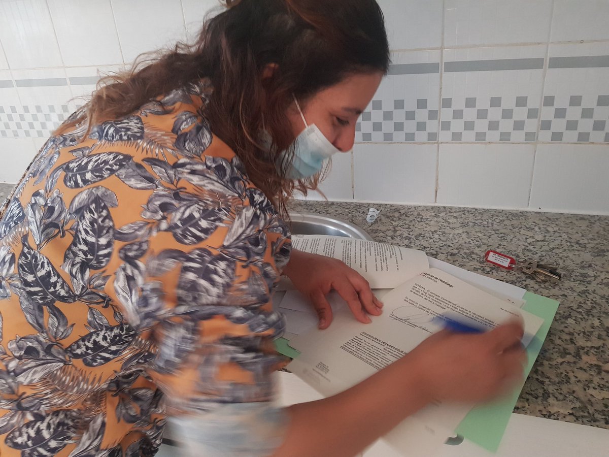 PAH_BCN's tweet photo. #PequeñasGrandesVictorias q nos demuestran q #SiSePuede! Hoy nuestra comPAH Nassima ha firmado su contrato de alquiler social con la Agència de l'Habitatge de Catalunya. Ella y sus hijos tendrán por fin un techo digno y estable donde vivir.
Seguimos sumando a #LogrosPAH @LA_PAH https://t.co/kKTlC8pigt