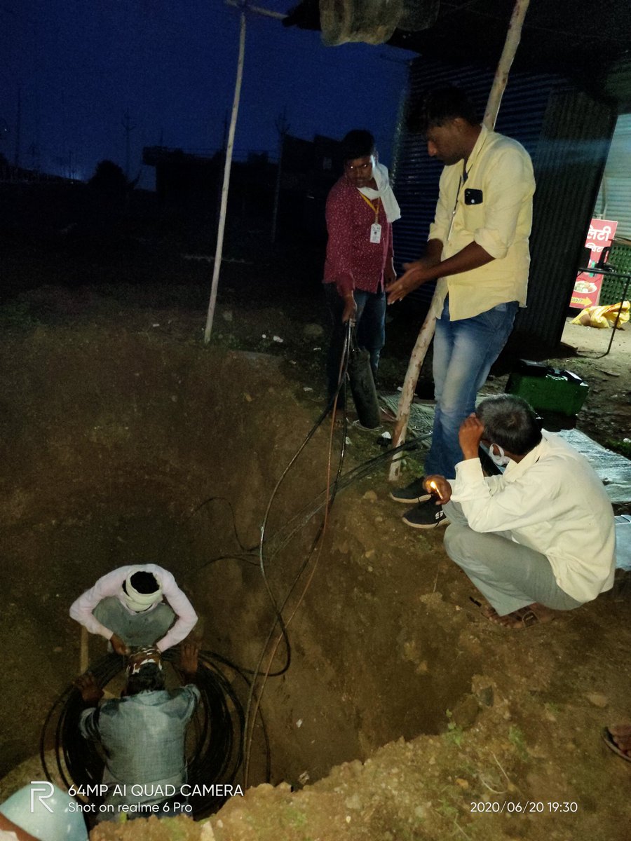 tekale_sohan's tweet photo. *महाराष्ट्र राज्य मे  Csc wifi Choupal के माध्यम से जिल्हा बीड मे अंबाजोगाई ब्लॉक के मे बरसात के पाणी से ग्रामपंचायत बंद ना रहे इसलीये पाणी मे  जाके रात दिन ना देखते हुवे CSC Team अपना महत्वपूर्ण योगदान करते समय* Cvle : Sohan Tekale https://t.co/p0gotnL3Dm