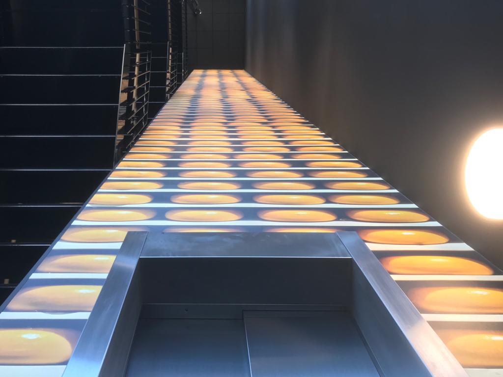 In de centrale hal van <a href="/Vergeerholland/">vergeerholland</a> in #Bodegraven lijkt sinds kort een enorme stapel kazen te staan. Wij beplakten de gehele liftschacht met naadloos #fotobehang waardoor dit bijzondere effect gecreëerd werd. Ook een bijzondere #eyecatcher? gevelreclame.nl