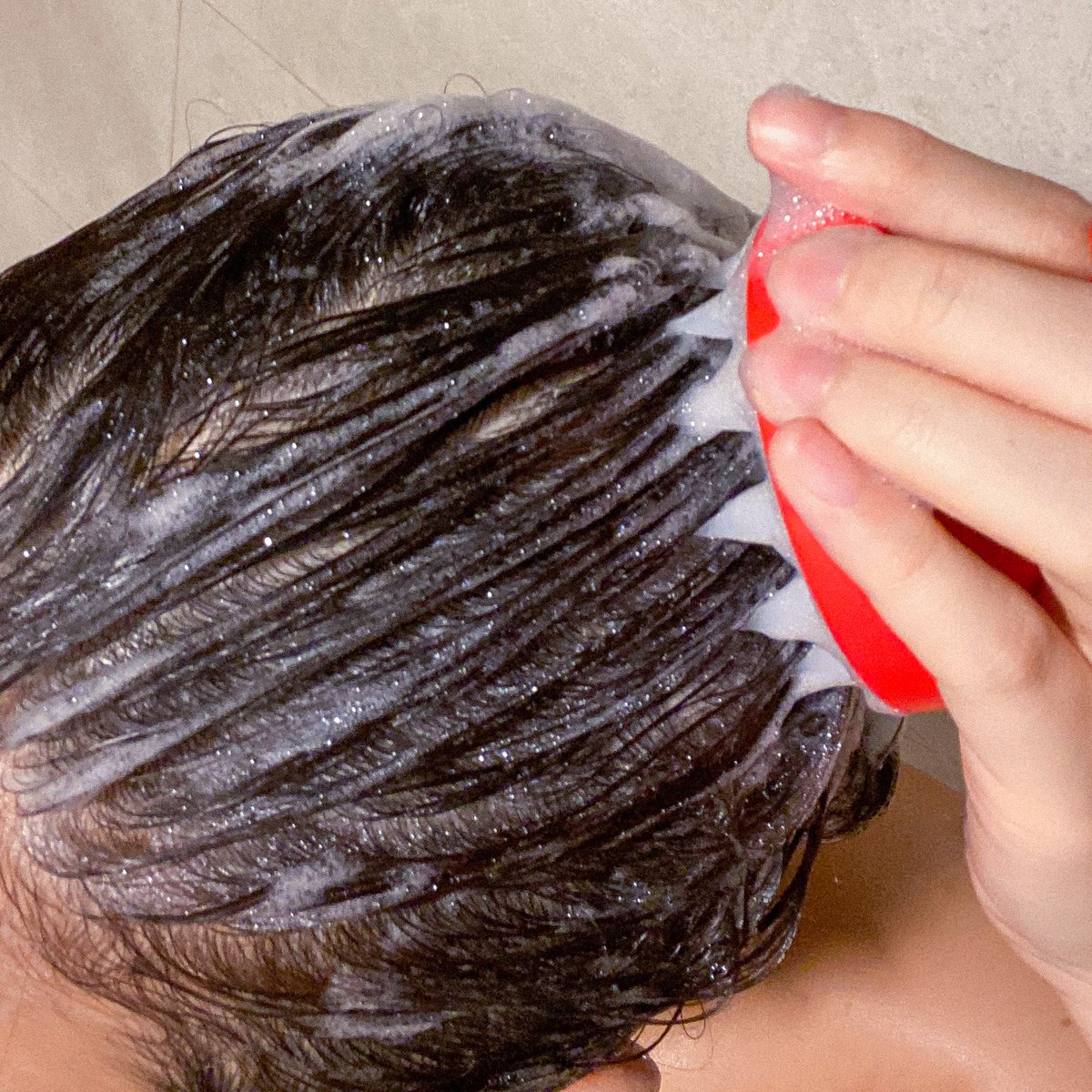 ใครที่มีปัญหาเรื่องผมร่วงบ่อย หนังศรีษะมัน แนะนำแปรงสระผมเกาหลีอันนี้ ดีตาแตกมาก สบายเหมือนไปสระที่ร้านเลย เกาได้เต็มที่ไม่ต้องกลัวว่าหนังศรีษะจะถลอก ตัวแปรงทำมาจากซิลิโคนทางการแพทย์ ไม่ก่อให้เกิดเชื้อราและแบคทีเรีย แถมออกแบบมาโดยไม่ให้มีช่องว่างระหว่างแปรง น้ำจะไม่ซึมเข้า