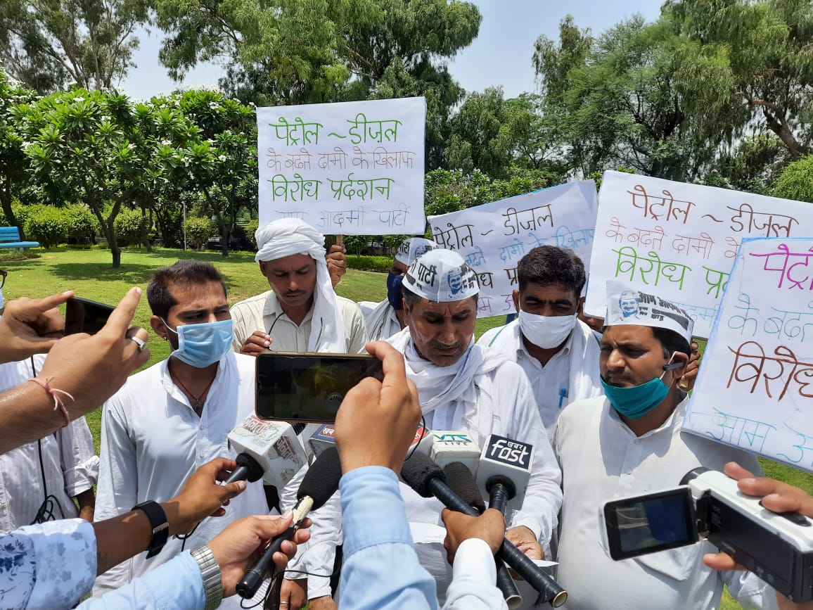AAP4Sirsa's tweet photo. पेट्रोल-डीज़ल के बढ़ते दामों के खिलाफ़ आम आदमी पार्टी भिवानी कार्यकर्ताओं ने विरोध प्रदर्शन किया गया।

पेट्रोल-डीज़ल के बढ़े दाम वापस लो! https://t.co/RCIBQW43ww