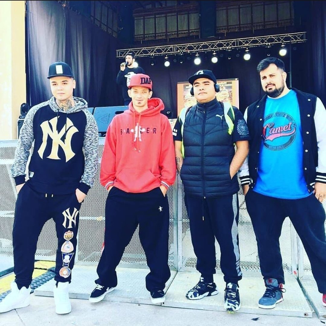 AnnovaDA's tweet photo. Simplemente fotazo @PapoMcArg @aczino @DtokeFree @kaiseroficial1
#trueno #batalladegallos
#supremacia #redbull #batallasdegallos #freestylerap #rapargentino#rapargento #godlevel2019 #dtoke #mks #skone#fmstucumán #kodigo #ecko #duki #urbanroosters https://t.co/ynUsJixUVE