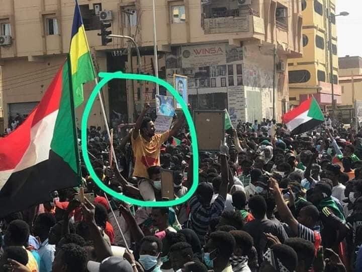 salma1siddig's tweet photo. شقيق الشهيد عباس فرح "شهيد الترس"
يرتدي في #مليونيه30يونيو  تي شيرت اخيه الذى كان يرتديه لحظة استشهاده💔 https://t.co/ExFgLIu3pe