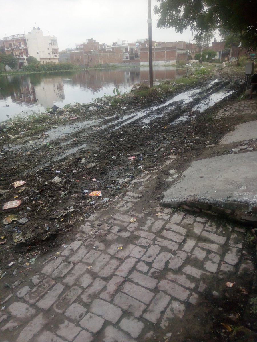 AkashKu67678387's tweet photo. महोदय एक नजर इस रोड जो की गंगा बिहार कालोनी की मेन रोड मानी जाती है ।
इस रोड की स्तिथि बड़ी दहनीय है बरसात में यहां के लोगों को बड़ी दिक्कतें होती है कृपा कर सख्त कार्यवाही करे।
@BarabankiD 
@SwachhBharatGov 
@CMOfficeUP 
@CMHelpline1076 
@aajtak 
@AmarUjalaNews 
@PTI_News https://t.co/V4ukfBNbu4