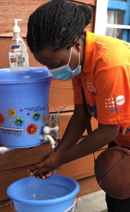 UNFPARDC's tweet photo. Lavage régulier des mains, un geste simple pour se protéger et protéger ses proches de la #covid19.
@AfriyanRdc @afiamama @radiookapi @TopCongo @OMSRDCONGO @sofepadi @CMR_Covid19_RDC https://t.co/s4idJ2Ztss