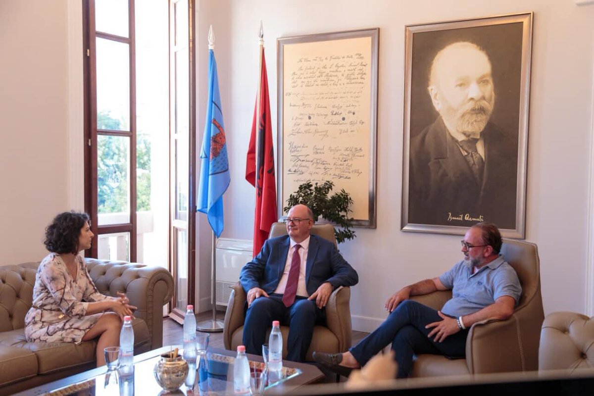 LeliDritan's tweet photo. Në një bisedë miqësore e të përzemërt me Ambasadorin e Britanisë së Madhe në Shqipëri, Zotin @DNormanFCO,ku diskutuam për situatën aktuale politike, si dhe për mundësitë e shtimit të bashkëpunimit në të ardhmen,në sektorin e turizmit, ndër më të rëndësishmit në ekonominë e Vlorës https://t.co/4e2J1knwen