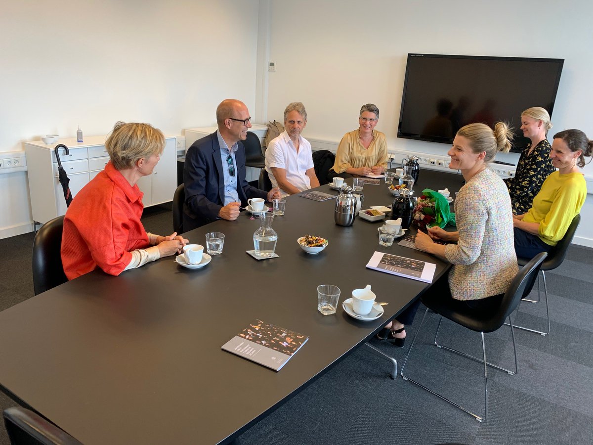 På besøg hos <a href="/aneHalsboe/">Ane Halsboe</a>, hvor vi drøftede hvordan talentudvikling og trivsel går hånd i hånd. Jeg havde en booklet med til ministeren med historier fra 24 af KU’s talenter i vores talentudviklingsprogram UCPH Forward. Mød dem her: e-pages.dk/ku/1473/ #dkforsk #kbhuni #dkuni