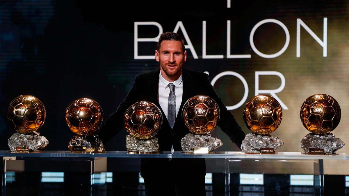 InvictosSomos's tweet photo. Lionel Messi:

➤ 700 goles.
➤ 294 asistencias.
➤ 34 títulos.
➤ 862 partidos.
➤ Máximo ganador (6) del Balón de Oro.
➤ Máximo ganador (6) de la Bota de Oro.
➤ Máximo ganador (4) del premio al Mejor Constructor.
➤ 13 veces parte del FIFA/FIFPro World 11.

IRREPETIBLE. https://t.co/bFjjrxDYdC