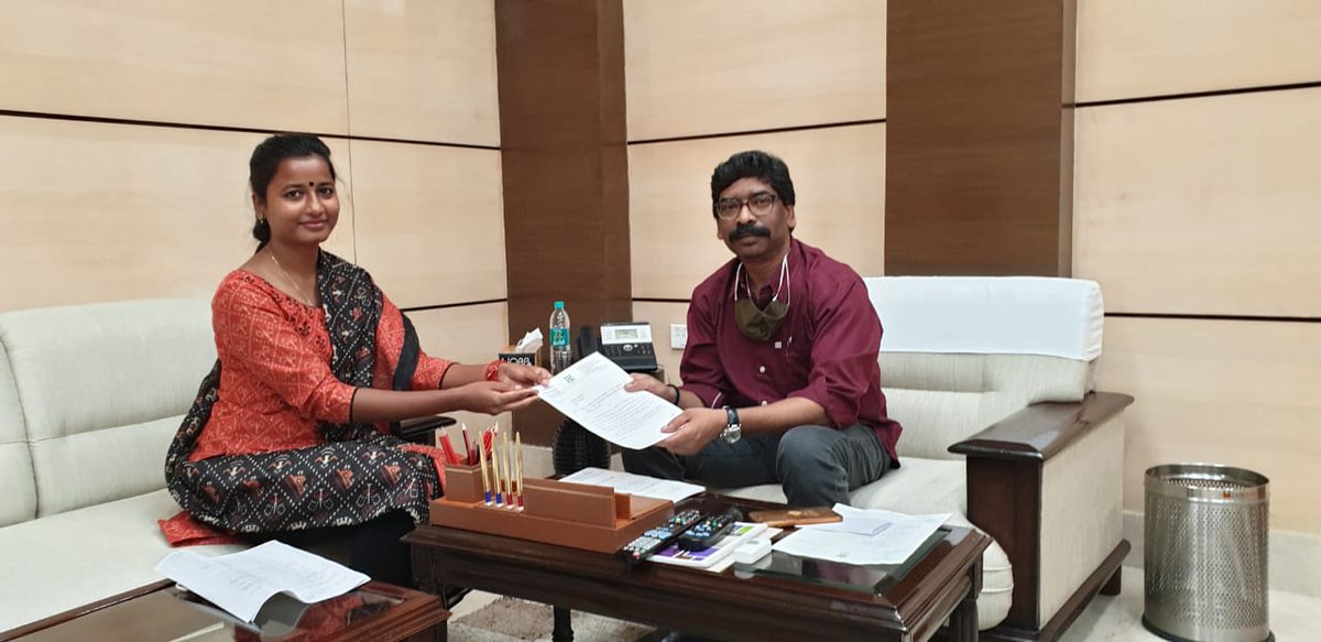 विस्थापितों को हक दिलाने के लिए माननीय मुख्यमंत्री श्री <a href="/HemantSorenJMM/">Hemant Soren</a> जी से भेंट कर पत्र सौंपा और बताया कि कंपनी ने ज़मीन अधिग्रहण की शर्तो व नियमों का उल्लंघन किया, ना उचित मुआवजा दिया, ना ही नौकरी। माननीय मुख्यमंत्री जी ने कहा कि इसके लिए विस्थापन आयोग का जल्द गठन हो रहा है।