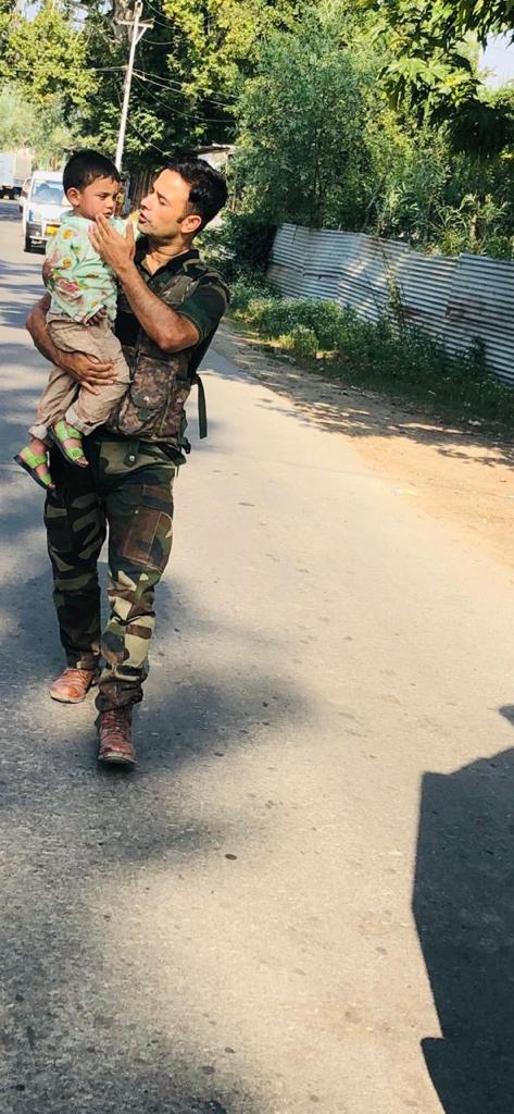 nd24_news's tweet photo. IN SAFE HANDS: Jammu &amp; Kashmir Police rescued a 3-year old boy from getting hit by bullets during the terrorist attack in #Sopore. 

Terrorists opened indiscriminate fire on a CRPF patrol party of 179 Battalion in Model Town in Baramulla district.

#JammuKashmir @JmuKmrPolice https://t.co/3NDiJGiYfE