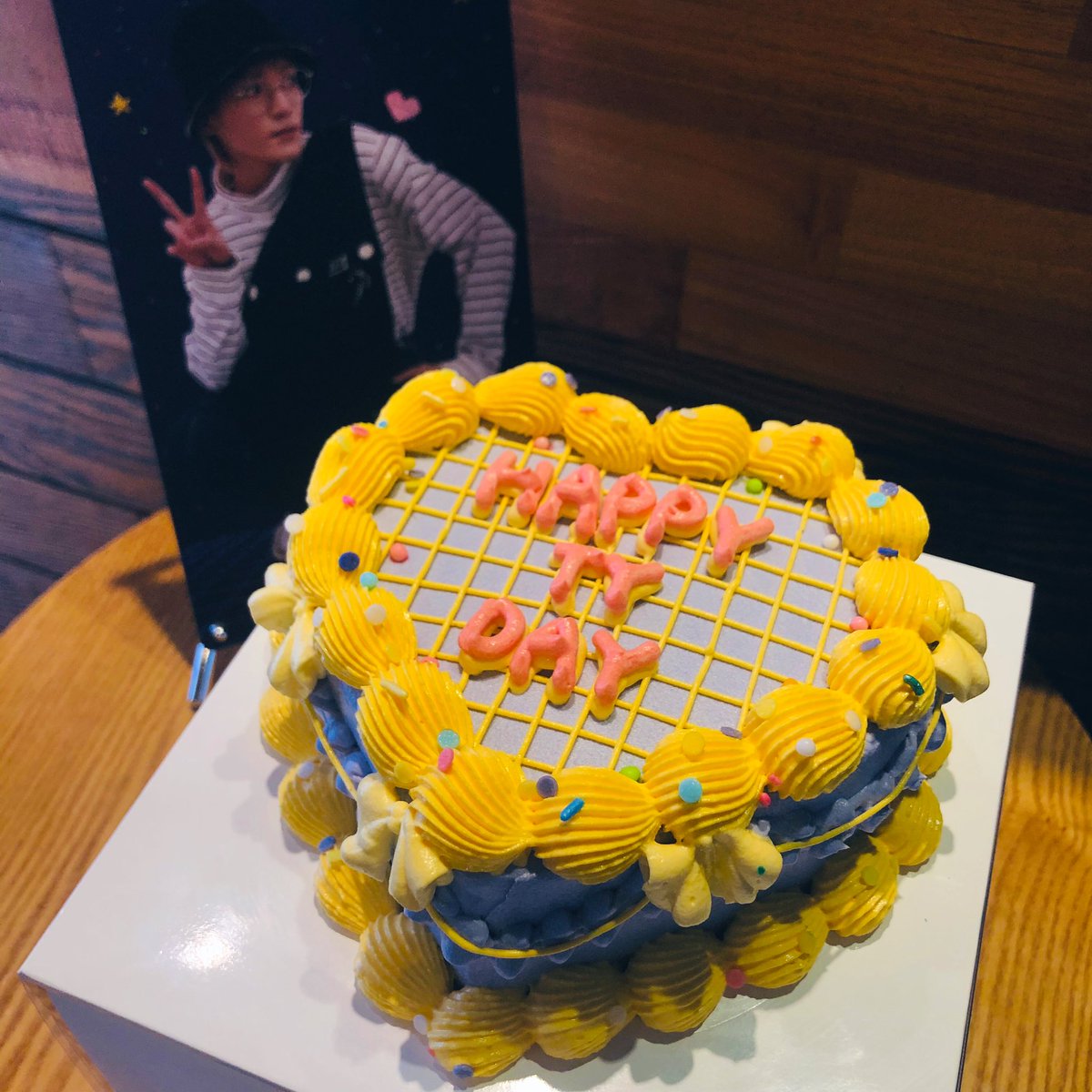 #헤어질_염려가없는_태용날
#HAPPYTAEYONGDAY 

오전에 오셔서 핀버튼 수량부족으로 못받으신 툥프님들 ㅠㅡㅠ 번거로우시겠지만 한번 더 재방문 해주시면 감사하겠습니다. 카페측으로 연락처 남겨주신분들께 문자 남겨 드렸으니 참고 부탁 드릴게요 🥺