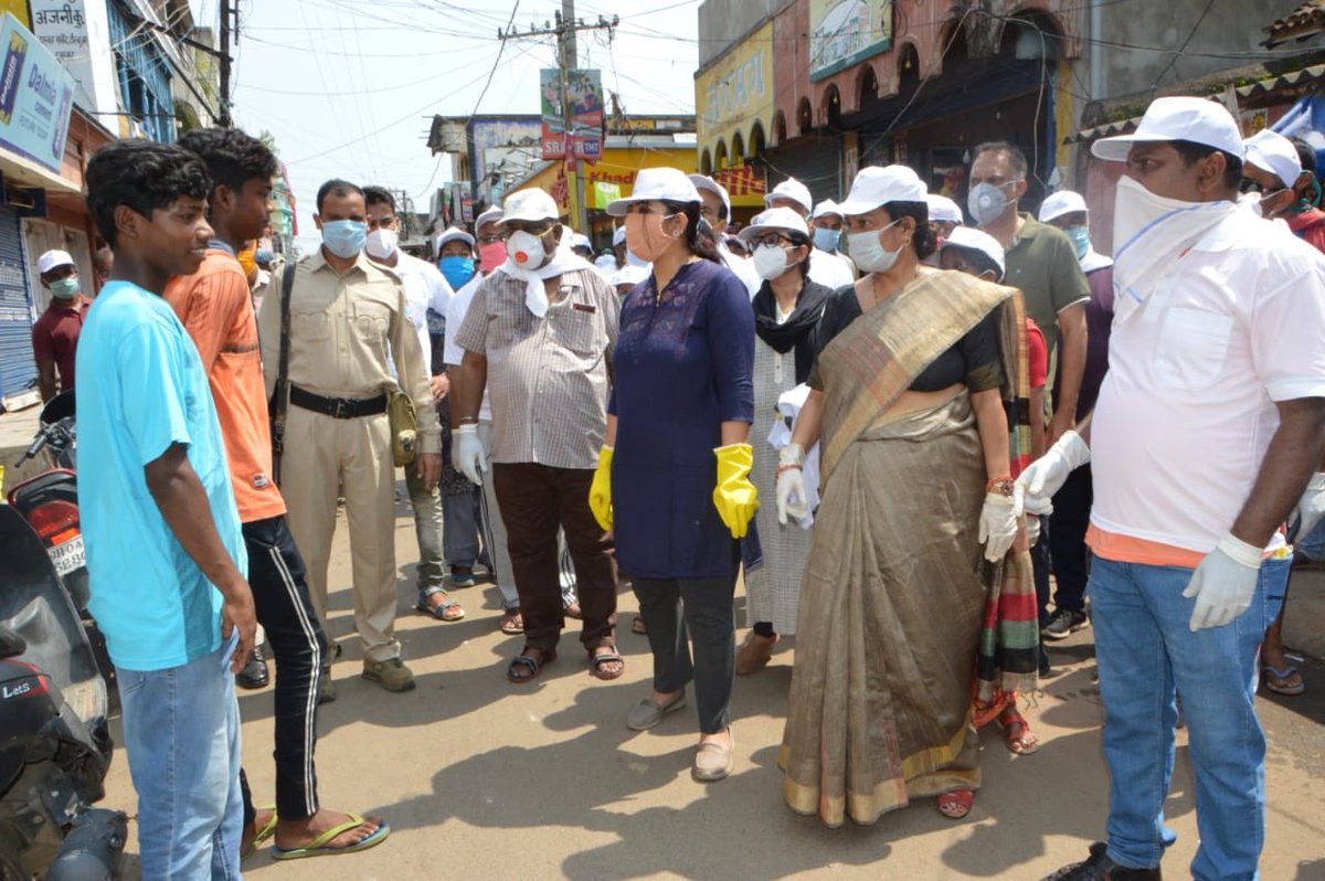 DumkaDc's tweet image. Cleanliness is next to godliness! 

स्वच्छता भक्ति से भी बढ़कर है । 

Cleanliness drive in Nagar Parishad area, it will go on till 15/07 aling with ‘Roko Toko’. People without masks were questioned &amp;amp; warned that if found without mask again they will be fined! @HemantSorenJMM