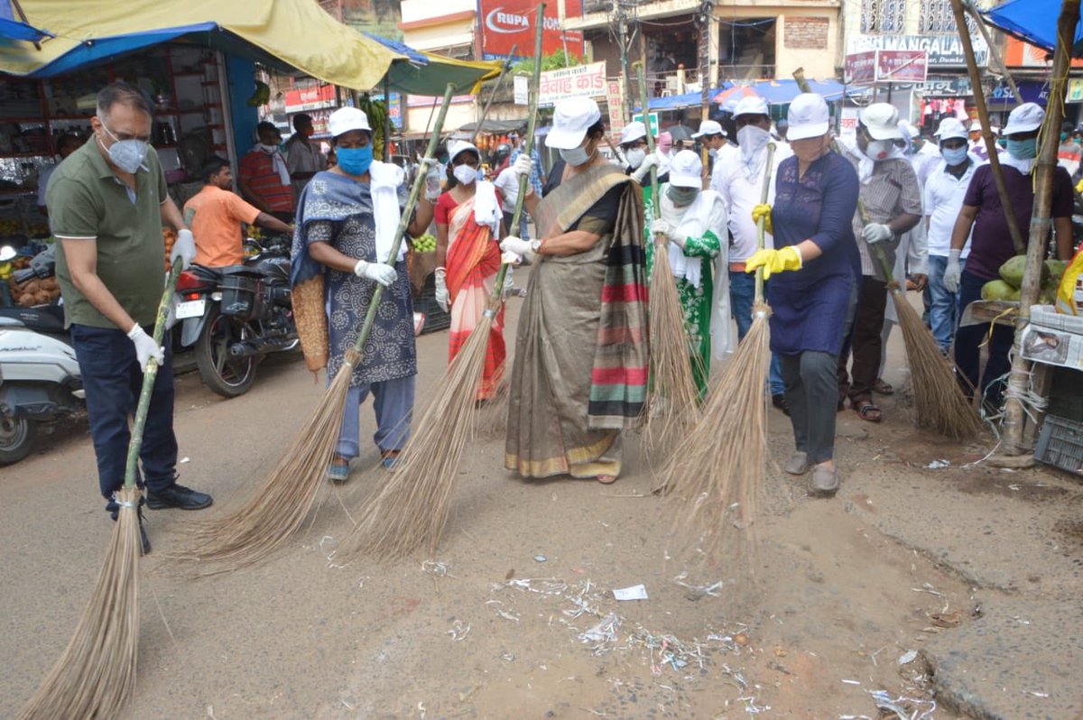 DumkaDc's tweet image. Cleanliness is next to godliness! 

स्वच्छता भक्ति से भी बढ़कर है । 

Cleanliness drive in Nagar Parishad area, it will go on till 15/07 aling with ‘Roko Toko’. People without masks were questioned &amp;amp; warned that if found without mask again they will be fined! @HemantSorenJMM
