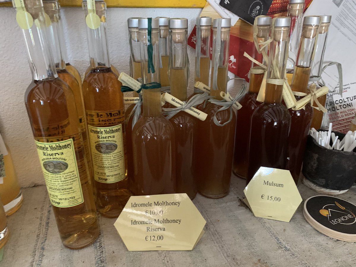 missaglia_sara's tweet photo. Il Mulsum della Mieleria Moltoni in #Valtellina è una bevanda a base di mosto di sforzato e di miele di timo. Le origini di questo vino mielato sono antichissime, e risalgono all’antica Roma.
#mulsum #sforzato #mosto #mieleditiglio #miele #apicoltura #wineadv #valtellinaproject https://t.co/2DQl94nYJm