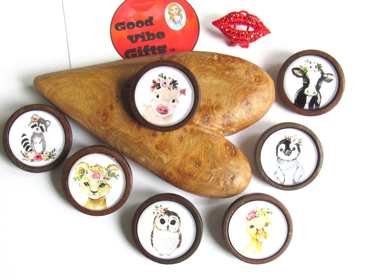 Cute animal alert 💕 with happy little faces wearing flower crowns 💕 Brooches/badges 3cm £3.45 + p&amp;p 🎁
➡️ GoodVibeGiftsUK.etsy.com

#EarlyBiz #animals #WednesdayVibes #GoodVibes #goodvibegiftsuk #etsyshop #etsyfinds #HandmadeHour #brooches #badges #shopsmall #giftideas