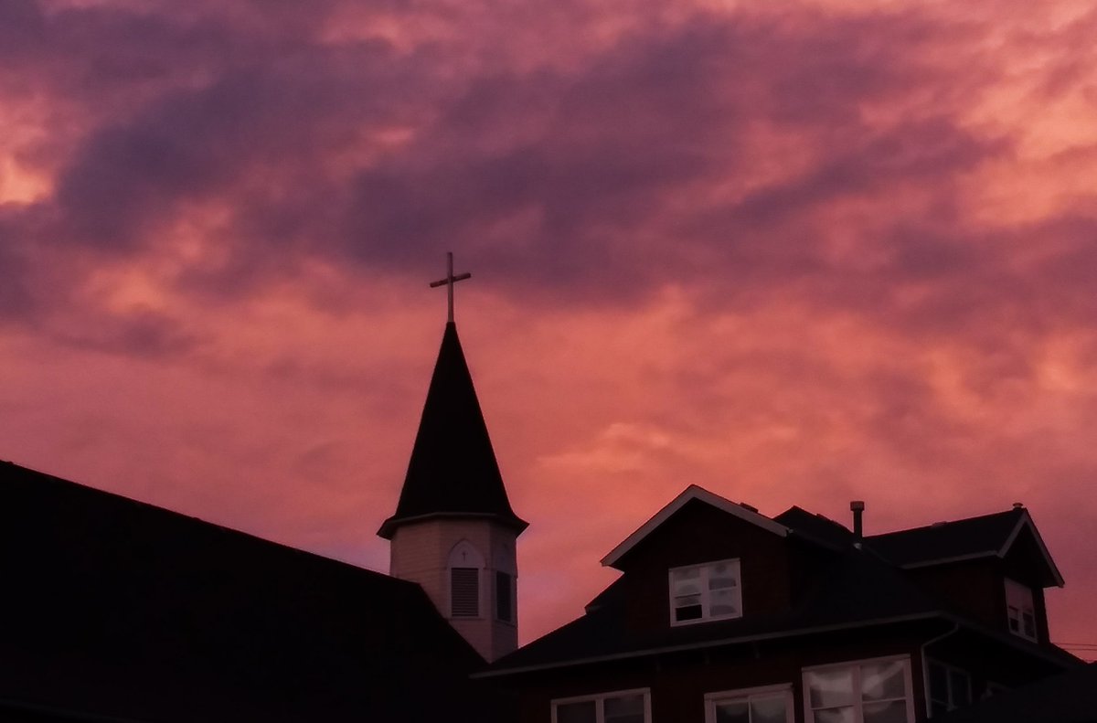 crazywritergurl's tweet photo. The #northvancouver skies were absolutely stunning tonight. 
#photography #sunset #photojournal 
St. Edmund's https://t.co/Za62LHSfoa