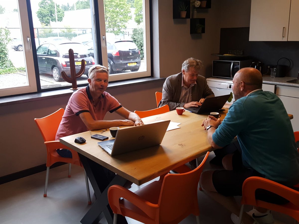 BuzzRoman's tweet image. Vandaag met de mannen van Uitgeverij Peles gezeten... op 1 oktober komt mijn boek met blogs over Corona uit. Super gaaf! Nu al te bestellen via uitgeverijpeles.nl/bestellen