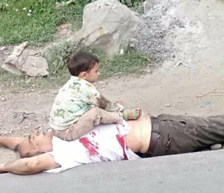 Faraz_khan66's tweet image. Imagine going out with your grandfather to buy you snacks and what happens is the bullets tear apart his heart . 
Ya Allah reham 💔 
#reham