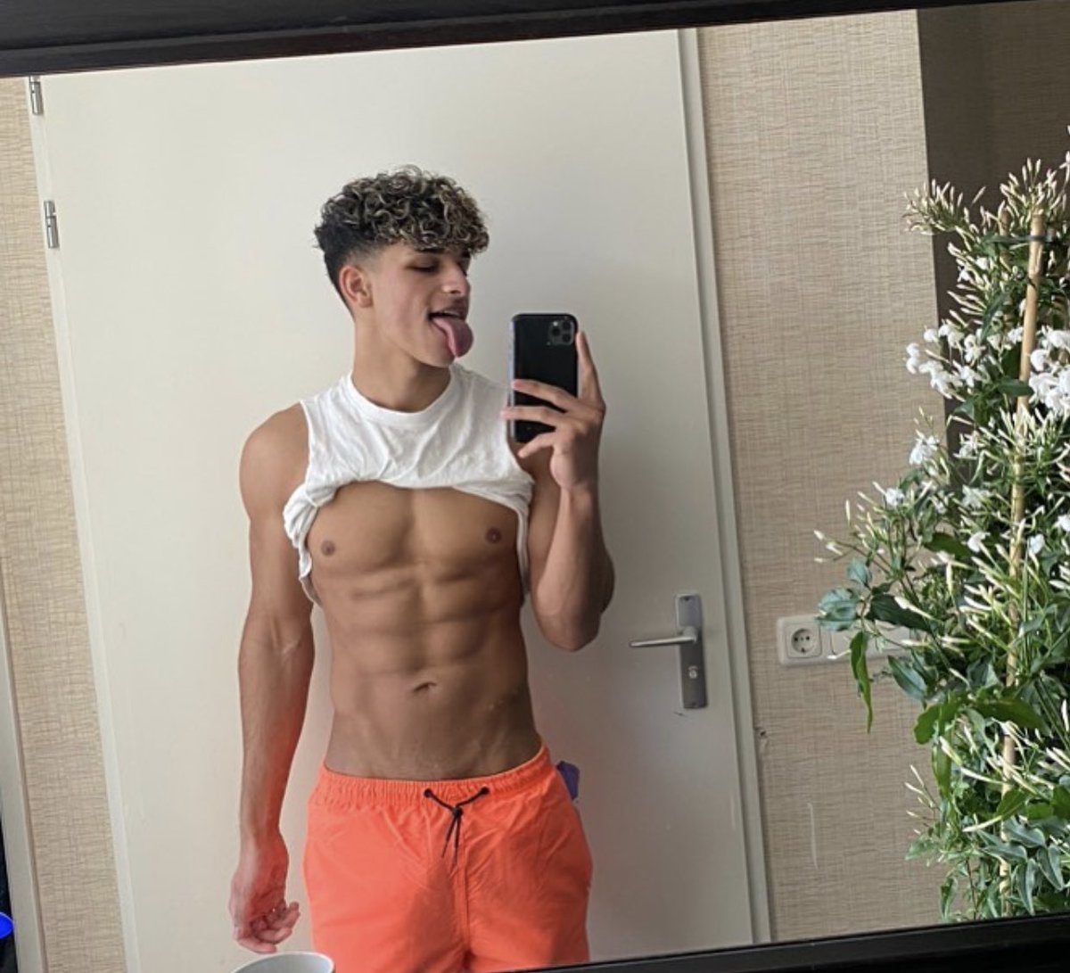 ErozRey's tweet photo. Ya tengo el video de este cabron rico  😍🥰😍🤤🤤🥵 sacando leche https://t.co/yPM7TFmjzo