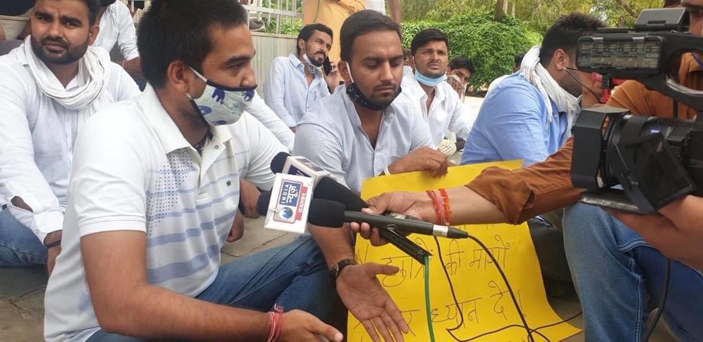 RanverSinghania's tweet photo. कल #NSUI राजस्थान द्वारा राजस्थान विश्वविधालय में कुलपति सचिवालय के बाहर छात्रों को बिना परीक्षा के प्रमोट की माँग को लेकर सांकेतिक धरणा दिया गया !! अगर राजस्थान सरकार छात्रों की माँग गम्भीरता नही लेती है तो NSUI राजस्थान द्वारा भूखहड़ताल शुरू की जायेगी !#RajasthanNoExamsInCovid https://t.co/oUuTVW2QLF