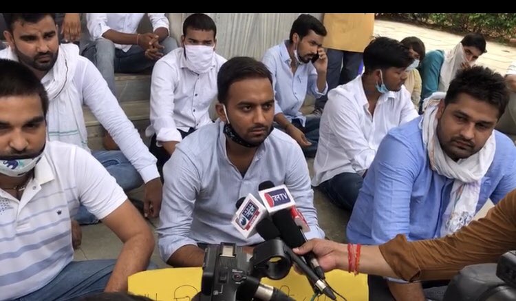 RanverSinghania's tweet photo. कल #NSUI राजस्थान द्वारा राजस्थान विश्वविधालय में कुलपति सचिवालय के बाहर छात्रों को बिना परीक्षा के प्रमोट की माँग को लेकर सांकेतिक धरणा दिया गया !! अगर राजस्थान सरकार छात्रों की माँग गम्भीरता नही लेती है तो NSUI राजस्थान द्वारा भूखहड़ताल शुरू की जायेगी !#RajasthanNoExamsInCovid https://t.co/oUuTVW2QLF