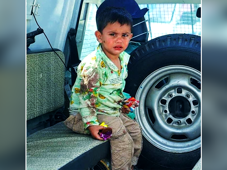 jmdnewsflash's tweet image. #इंसानियत #मानवता और दहशतगर्दी की चार बोलती तस्वीरे . #PicOfTheMoment 
(सोपोर में आतंकियों ने सीआरपीएफ की पार्टी पर फायरिंग की, 1 जवान शहीद, आतंकी हमले में मारे गए व्यक्ति के 3 साल का बच्चा भी था। पुलिस ने बच्चे को गोली लगने से बचा लिया)
#IndianArmy #terrorism @PMOIndia