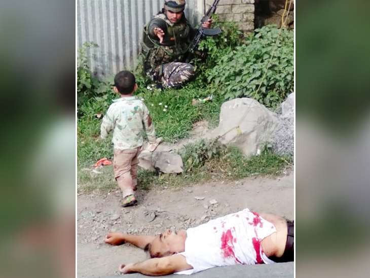 jmdnewsflash's tweet image. #इंसानियत #मानवता और दहशतगर्दी की चार बोलती तस्वीरे . #PicOfTheMoment 
(सोपोर में आतंकियों ने सीआरपीएफ की पार्टी पर फायरिंग की, 1 जवान शहीद, आतंकी हमले में मारे गए व्यक्ति के 3 साल का बच्चा भी था। पुलिस ने बच्चे को गोली लगने से बचा लिया)
#IndianArmy #terrorism @PMOIndia