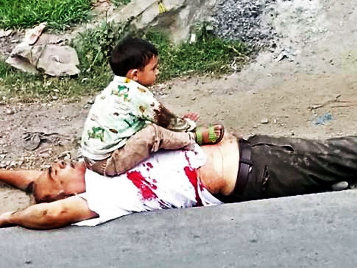 jmdnewsflash's tweet image. #इंसानियत #मानवता और दहशतगर्दी की चार बोलती तस्वीरे . #PicOfTheMoment 
(सोपोर में आतंकियों ने सीआरपीएफ की पार्टी पर फायरिंग की, 1 जवान शहीद, आतंकी हमले में मारे गए व्यक्ति के 3 साल का बच्चा भी था। पुलिस ने बच्चे को गोली लगने से बचा लिया)
#IndianArmy #terrorism @PMOIndia