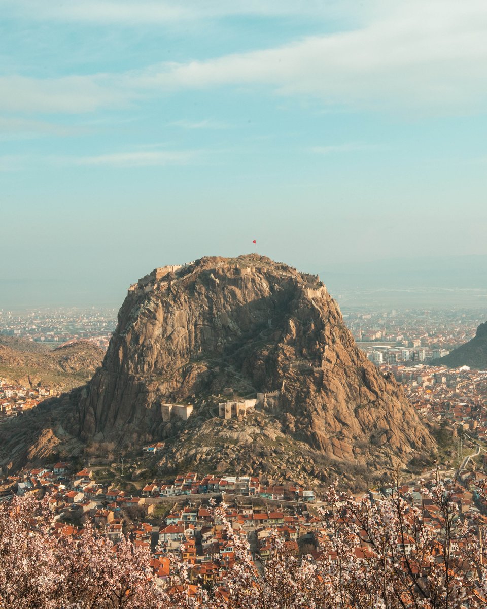 👉Bugün 7 madde ile Afyon'u anlatalım. İlk madde Karahisar Kalesi... 
📝Şehre girişte ilk dikkati çeken yapıdır Karahisar Kalesi. 226 metre yükseklikte volkanik özellikli doğal bir kayalığın üzerine kurulmuştur. +