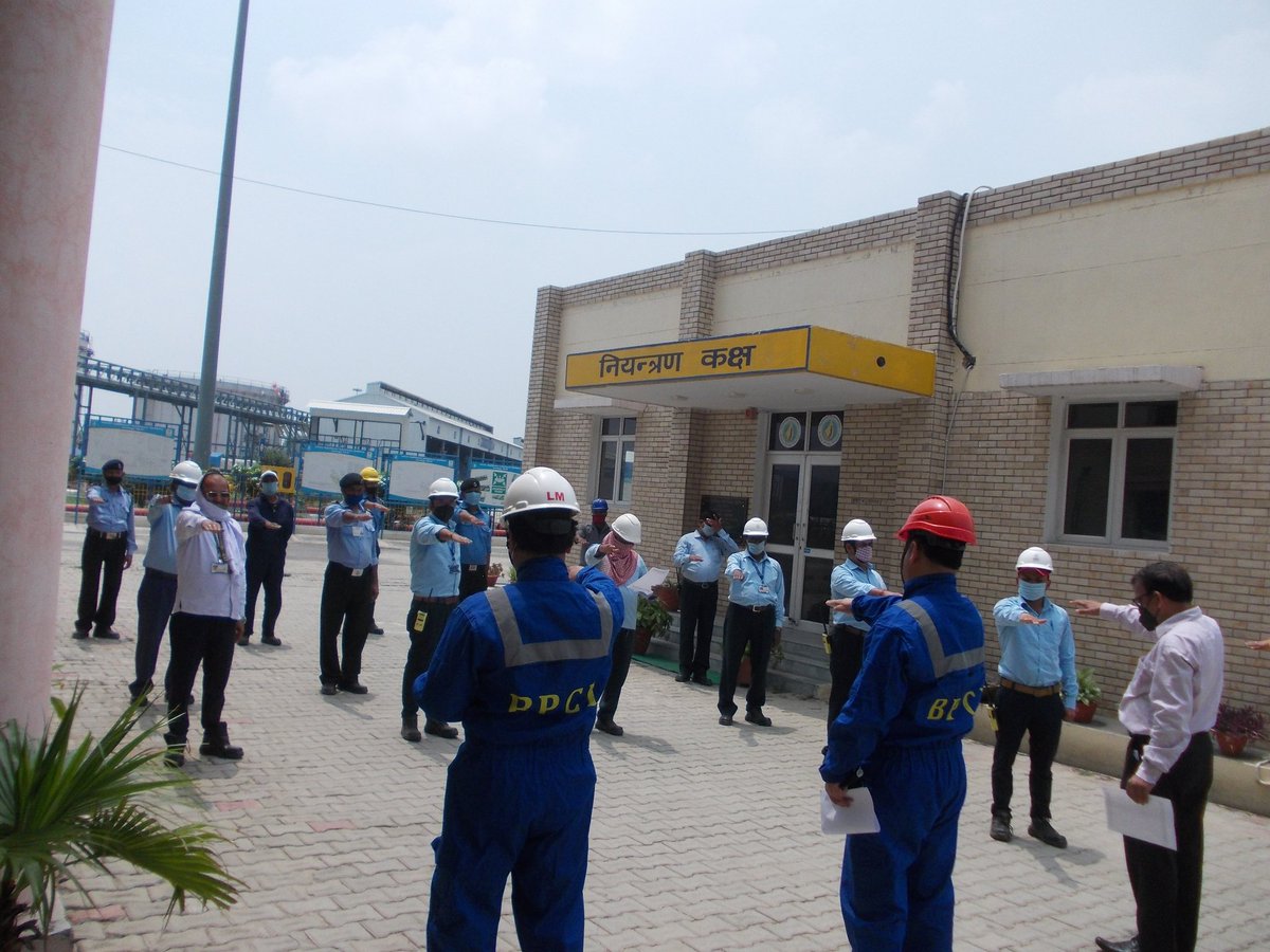 BpclDepot's tweet photo. Swachhta pledge taken by company, contractor, security staff and PCV crew at BPCL Kanpur Depot on  inauguration day of Swachhta Pakhwada 2020 @swachhbharat @SwachhBharatGov @BPCLimited @BPCLCorpHSSE @Kapilrajoria6 @rajeevj231274 https://t.co/Yb1UmEigNC