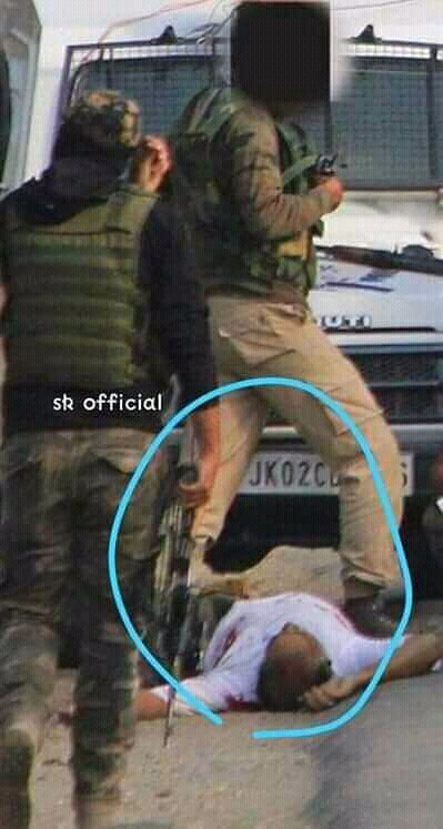 Azra906's tweet photo. #kashmirbleeds 
#KashmiriLivesMatter 
How many lives we lost everyday,how many families u gonna ruin.

For the sake of Allah 
Stand with Kashmir 
@ImranKhanPTI https://t.co/q2Jb5NODOe