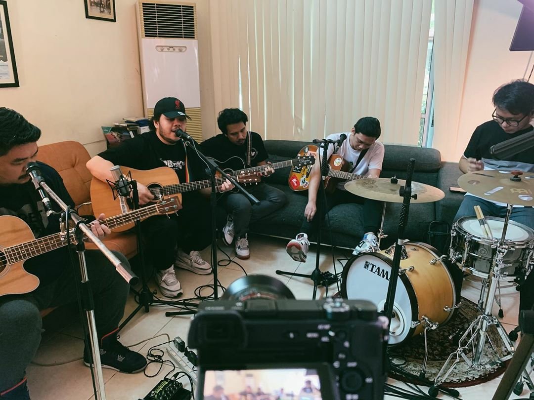 yrmusicph's tweet image. 5PM Today at @mayonnaisemusic's facebook page! 

#TogetherAgainAcoustic
#YellowRoomPH