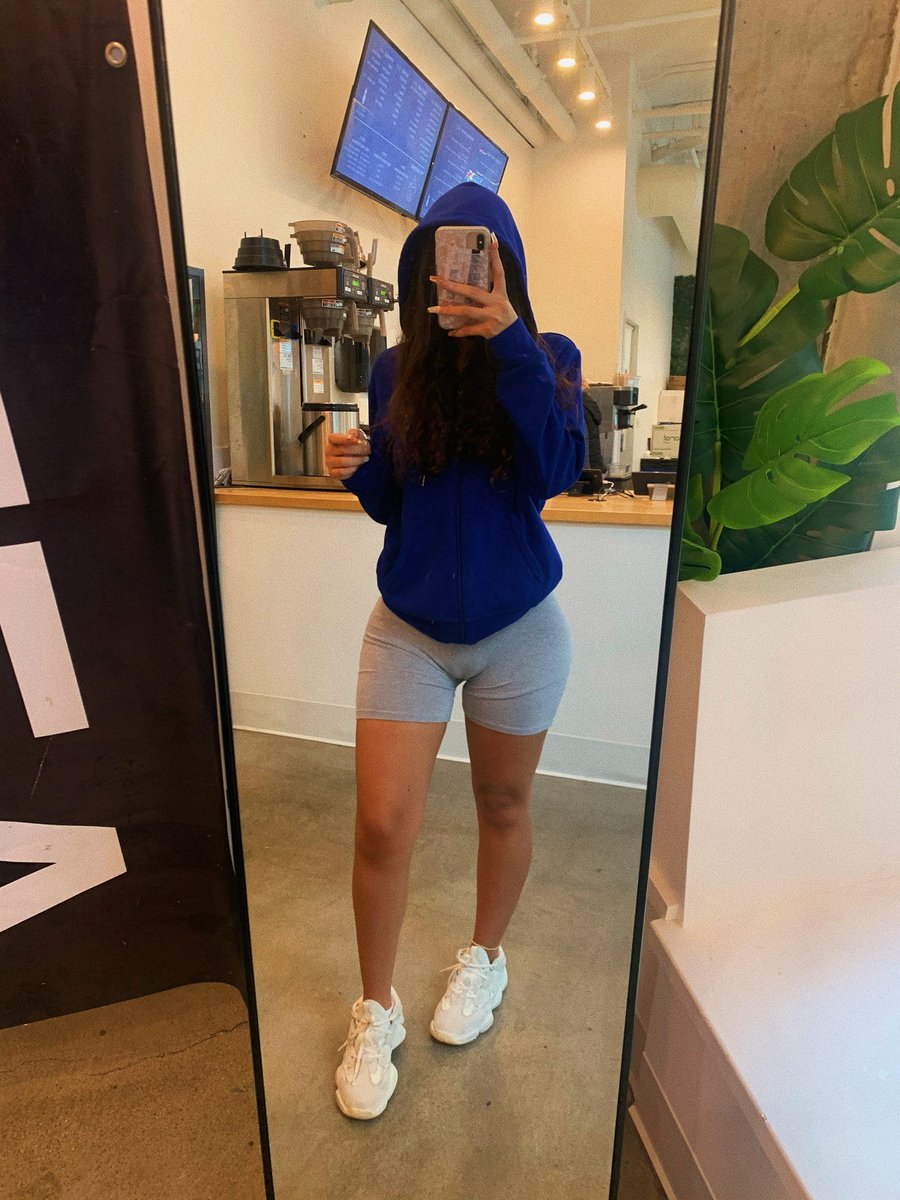 mopi's tweet photo. How to get a girl like this attention https://t.co/Kk4bvesJ7a
