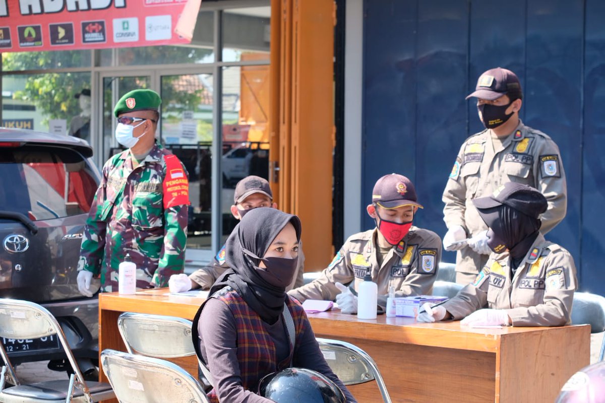 “Total ada 37 orang kena tilang, diantaranya pengendara ber-KTP dan Dua Orang Pelajar yang nantinya datanya diserahkan ke sekolah. Masih ada Enam Orang yang belum kembali & memakai masker, bisa mengambil KTPnya di Kantor Satpol PP Klaten” jelas Lina Oky petugas tilang Satpol PP