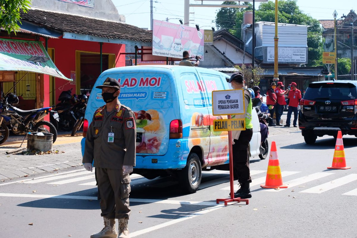 Gugus Tugas PP Covid-19 Klaten terdiri dari TNI, Polri, Pemerintah Kabupaten Klaten, dan Relawan ikut serta bertugas menilang pengendara yang belum menggunakan masker. Tilang masker akan dilakukan secara rutin, tidak hanya di Persimpangan Bramen tetapi di titik keramaian lainnya.