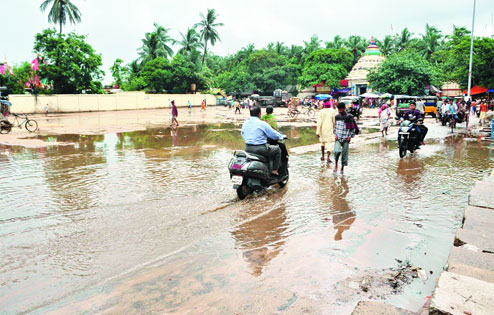 Saradha Bali and Malini: The forgotten river of Bada danda, Puri.Ever wondered why Bada danda sometimes mentioned as 'Saradha Bali'! Let's go through history.Years ago there used to be a river flowing through Puri Bada danda named Malini, a tributary of Bhargabi. #BahudaJatra