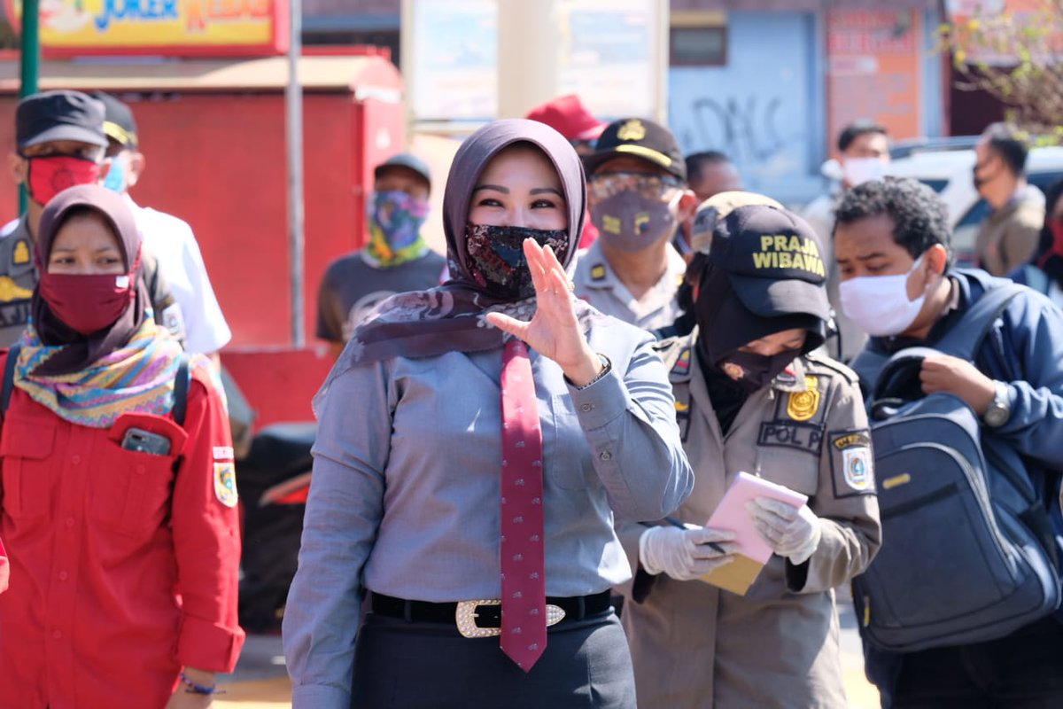 tilang masker perdana ini selain di persimpangan Bramen juga dilakukan di Pasar Pedan. Sri Mulyani sampaikan di Klaten angka kedisiplinan sudah bagus, terbukti di persimpangan Bramen. satu setengah jam dg kondisi lalu lintas padat hanya kurang lebih tiga puluh orang yang ditilang