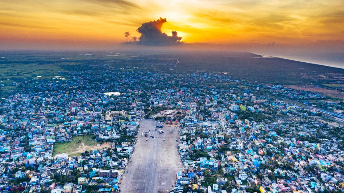 Malini separated Bada deula and Gundicha temple. So in every  #RathaJatra there used to be six chariots made for each side of the river. Then the servitors had to take the deities by boats to cross the river and then again pulled by Rathas to Gundicha temple. #BahudaJatra