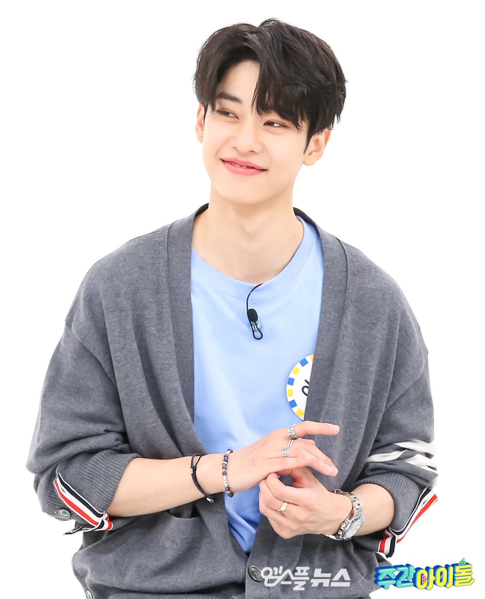 ALLTHEKPOP's tweet photo. [주간아] 맛보기 #AB6IX

에비뉴들 그거 아시나요 🤭
요즘 새로운 해가 매일 뜬대요 😲
예삐들 사랑☀️( つ’-’)╮—̳͟͞͞♥

▶https://t.co/dOLzMcoVpw
@look_idol
@mbcweeklyidol
@AB6IX 

#전웅 #김동현 #박우진 #이대휘 https://t.co/fjfDzll9JG